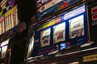 win4d live-dealer table interface on mobile showing real-time betting and dealer feed