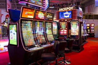 Fortune Mouse table selection interface showing Dragon Tiger, Sic Bo, and Roulette options with limit ranges